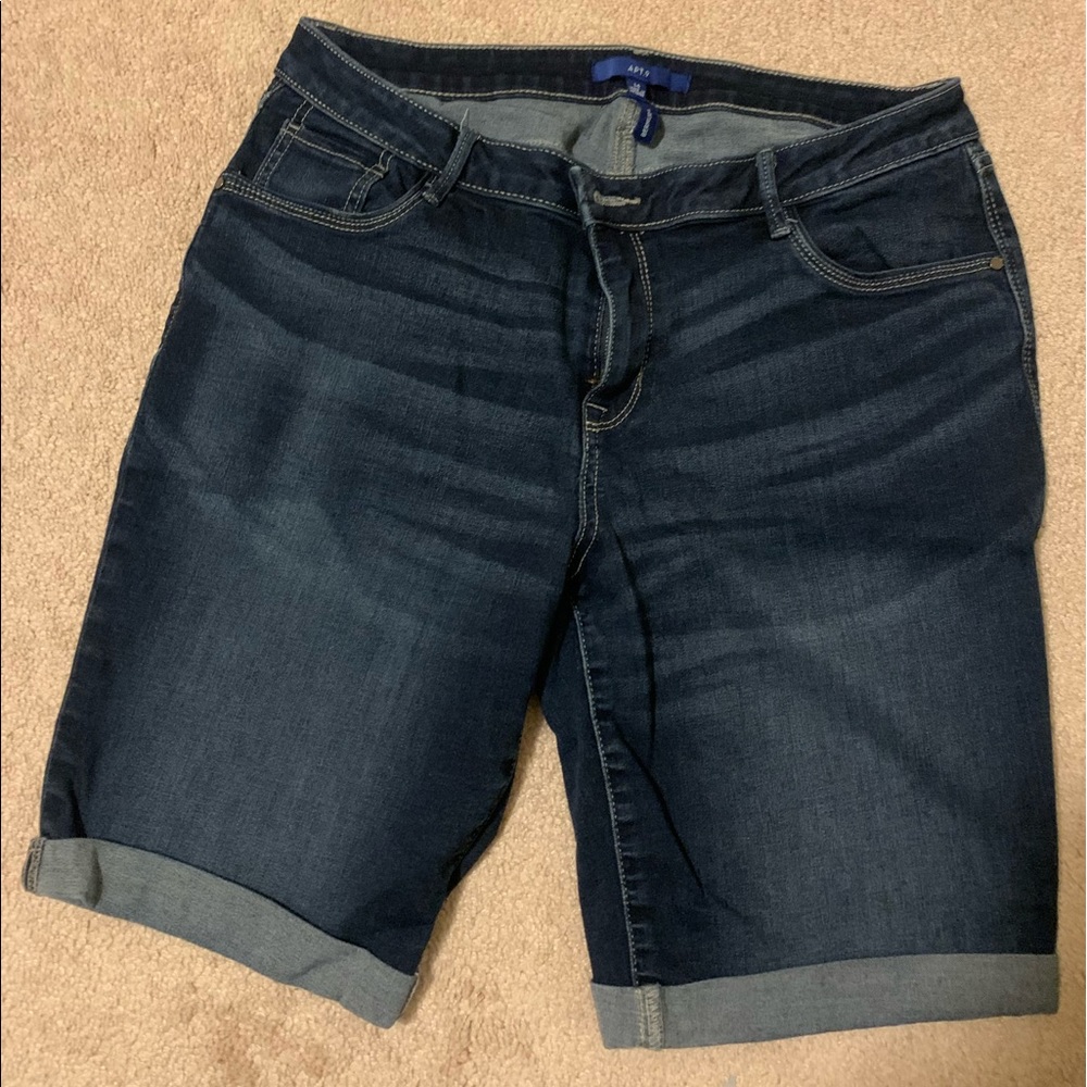 Womens Apt 9 Bermuda Jean shorts size 14